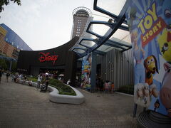 ディズニーストア前を抜けて