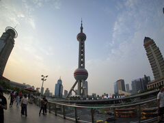 ループな歩道橋の上から。