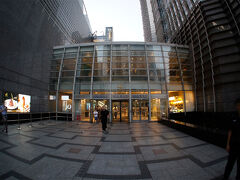 列から離脱して、金茂タワーへ来ました。

上海中心をあきらめて、金茂タワーもアリかな。