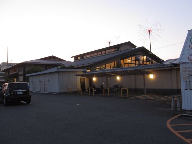 ゆららの湯は奈良市の中心部から南西の方向にあります。薬師寺からずっと東に進んで行くと着くことができます。駐車場の裏側の入口から入ると温泉の自動販売機がおいてあります。写真では右側に切れているのが自動販売機です。あとよく見ると建屋のすぐそばにポールが２本立っています。