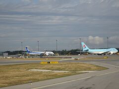 9:02頃、ウィーン空港に到着。搭乗予定のANA機が駐機していました。