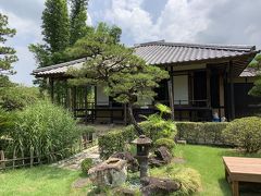 　伊達家の別邸の天赦園にも行きました。7代藩主伊達宗紀が隠居の場所として建造した庭園です。この写真は、入り口近くの茶室。