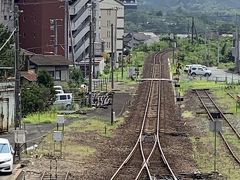 JR伊予大洲駅に到着。駅の陸橋からは、線路の向こうに大洲城が見えるなど、期待は高まります。