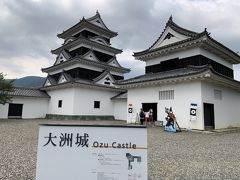 　大洲城に到着。大洲市は昔、愛媛県八幡浜から徳島県小松島まで、四国を横断する際に、立ち寄ったところで、記憶にあるところでした。私が訪問した当時は、大洲城は建設中だったと思いますが、肱川の光景などが印象に残っておりました。
　今回、ようやく大洲城に訪問することができました。ちなみに、大洲城は2004年に木造で復元された再興天守です。高さや大きさは、宇和島城や松山城よりも大きいです。
