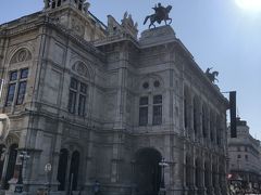 国立オペラ座。

こちらはパリやミラノと並ぶヨーロッパ3大オペラ劇場の1つです。
歩き方情報によると1869年にモーツァルトの『ドン・ジョヴァンニ』で
こけら落としが行われたそうです。
