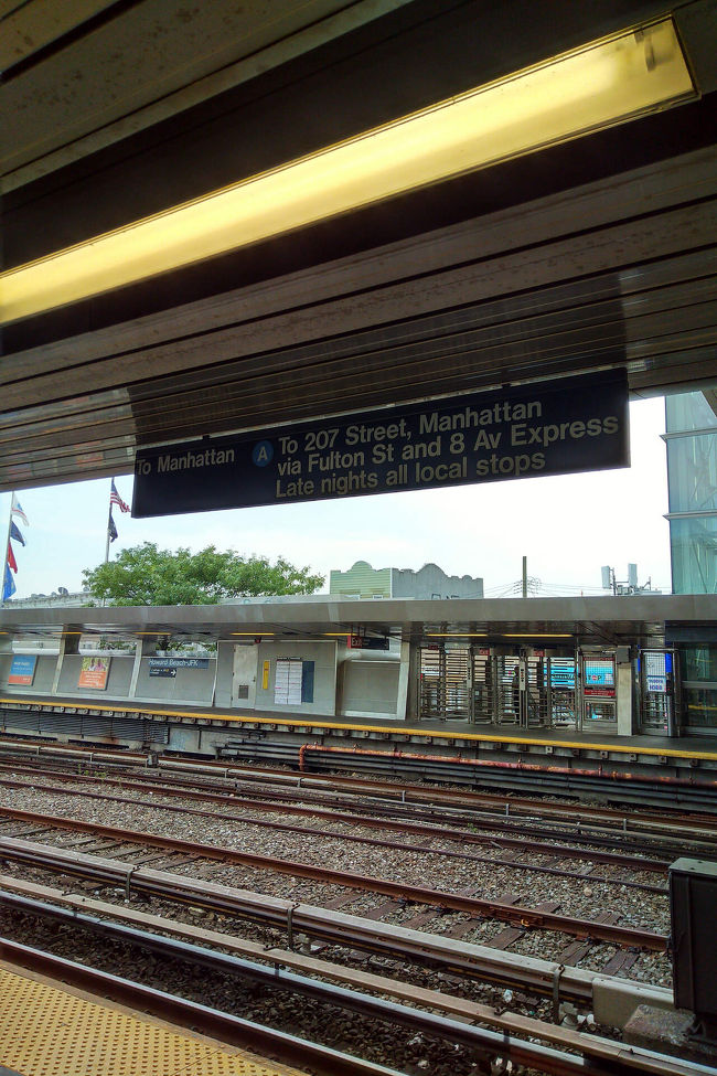 メトロへの乗り換え駅で乗車券を購入<br />7.75ドル+1ドルチャージが必要