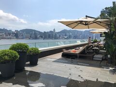 ホテルに戻り、４階にあるプールへ。
香港島の眺めが最高です♪