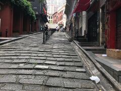 黄埔駅→中環駅
夕飯前に、街へ出ましょう！
今日も、歩数計は１０km超えだろうな。。
最新スポットまでは、中環ならではの坂がお出迎えです。
ふぅぅぅ。。