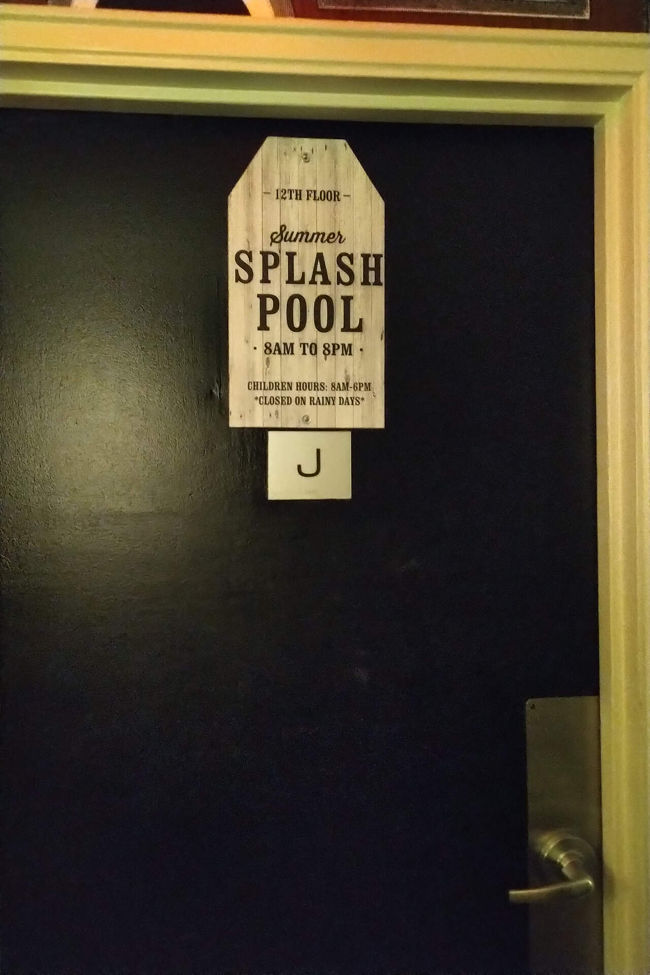 プールサイドにタオルは置いてある