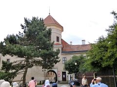 6月25日、旅行5日目です。
早朝にプラハをバスで出発し、テルチにやってきました。
テルチはモラヴィアの真珠と呼ばれる美しい町です。町への入場はドルニー門から。