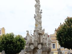 聖母マリアの柱像です。
この象はペストの終焉を記念して建てられたもので、欧州各地で目にするペスト記念塔と同様のものです。
