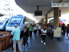 ポルトから約３時間でリスボンに着きました。
この駅も頭端式で、極東からの鉄路の最西端といった感じです。実際には、この駅から直接繋がっていない線路が西に延びていますが。
