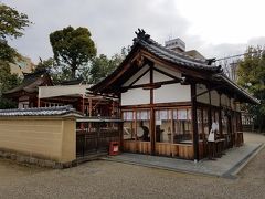 やすらぎの道を南下すると率川神社が