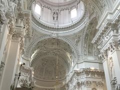 聖ペテロ & パウロ 教会に入ります。
漆喰彫刻が天井や壁を覆い尽くしています。
彫刻は聖書・神話が主体だそうです。