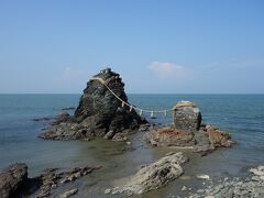 お伊勢参りの旅人が禊を行ったといわれる二見興玉神社。夫婦岩は二見浦の沖合700ｍの沖合に鎮まっております。