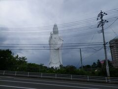 9:40頃、大観音前のバス停に着いた。
目の前に大観音。実に圧倒的。
背景の空が曇っているのが残念。