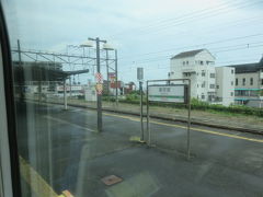 神奈川県に入って次の湯河原駅に停車。