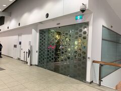 市内見学も終わって、シドニー空港のカンタスファーストクラスラウンジに入ります。というか、入口に気付かずに通り過ぎてしまった。