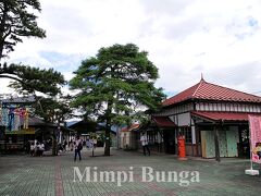 右の長瀞駅、左は観光案内所。
ここに、記念スタンプや絵葉書（１枚50円）もありました。