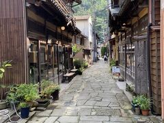 　美保神社の地区へとたどりつき、青石畳通りへ。水にぬれると石畳が青く光ることからその名前が付いたとか。また、そもそもこの地域は北前船の航路として、江戸時代には繁栄を謳歌していたところでして、その名残がいくつか見られました。