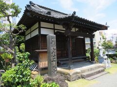 蓮馨寺の中に、聖徳太子堂という建物が。

聖徳太子が土木建築に必要な曲尺（差し金）等の技術を導入し、大規模な技術教育を行なったとされることから、職人の中に聖徳太子信仰が生まれ、三島がかつては職人の街だったことからこの地にも聖徳太子が祀られているのだとか。