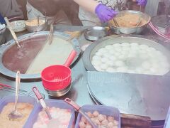 淡水の街から戻り、夜ごはんを食べに、台北駅からまーっすぐ歩いて徒歩15分くらいの「寧夏路夜市」へ。

大鍋で茹でられているツヤツヤで美味しそうな丸餅!!

