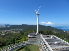 山頂近くには、海に囲まれた高台で風が強いという特性を生かして風力発電による発電施設がありました。