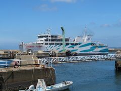 約1時間強あったので、魚市場まで行ってお昼ご飯を食べることに。

歩いていると、1本前のフェリーが入港してきました。
