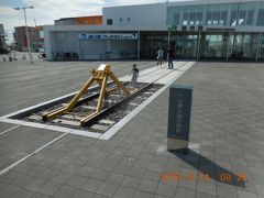 稚内駅。日本最北端のレールに触ることができます。