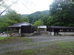 林道を少し歩くと御沢野営場