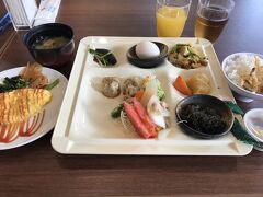 ホテルでの朝食。
昨年よりも朝食がバラエティ豊かになっていました。
流しそうめんやホットサンドなどもありました。
チャンプルーやもずく、オープンキッチンのオムレツも。