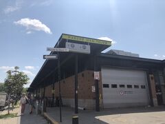 この飾り気のない建物がJean-Talon Marketです。