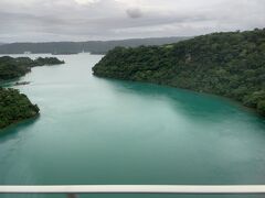 ワルミ大橋。先の古宇利島付近とは違い、水深が深いために海水の色が異なって見えます。また、ナルミ大橋自体、大型の船舶が航行することを考慮して、水面から40ｍぐらいのところに橋があるようです。