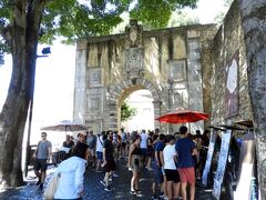 お城の門(Arco do Castelo)です。この先の入り口から公園に入って眺望を楽しもうと思いましたが、今は有料、しかも10エウロ！
昔は建物に入らなきゃロハだったのに～～～～！
