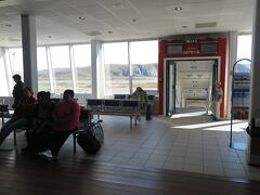 イルリサット行き乗り場。
飛行機に乗るのに手荷物チェックはありません。まるでバスの待合室です。