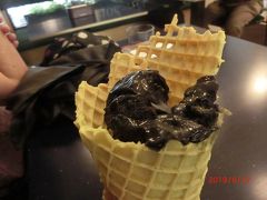 ソプラノのアイスクリームが有名とのことで食べた。美味い！
アイスクリームは色々選べるようになっており、
チョコのようなのを選んだ。
外のカップ型のお菓子も美味しい。