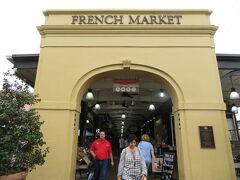 1791年から200年以上続くアメリカ最古のマーケット、フレンチマーケットにやって来ました。
ナッチェス号降りたところから徒歩で10分くらいだったと思います。