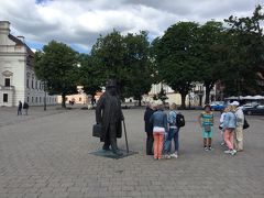 旧市庁舎 (カウナス)
Kaunas Old Town Hall
の広場です。
このカバンを持って杖をついている像が外国人観光客には人気でした。