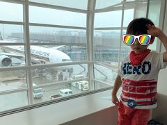 朝食が終わり、DUTY FREEを物色するも、
息子は「ひこーき、みーたーいぃぃっ！」と大騒ぎ。
ささっと買い物を済ませ、ラウンジへ。
飛行機を沢山観られて、ご機嫌なご様子。
ソフトドリンク等フリーで頂けます。
割と早い時間帯でしたが、結構混雑していました。

こちらに置いてあったペーパーおしぼりが厚め且つ大判で、
使いやすかったので、何個か拝借。（笑）
旅行中大変役立ちました・・・