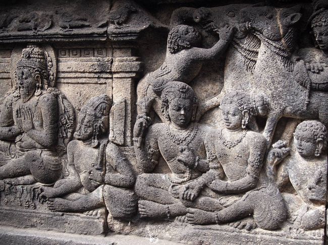 ラーマ王子とシーター姫の会話シーンです。髪の梳き方まで丁寧に彫られていました。