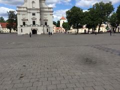 旧市庁舎 (カウナス)
Kaunas Old Town Hall
です。
白い建物で、塔は結構高い。
今は博物館だそうです。
広場が広い。