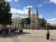 フランシスコ ザビエル教会 (イエズス教会)
Church of St. Francis Xavier
は市庁舎の南、ナムネス川側の隣にあります。
白にピンク色と黄色の双塔の美しい建物です。
市庁舎前広場にあります。