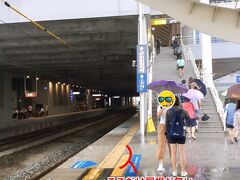 なんとか高鐵台中駅とつながってる新烏日駅に来たけど…

なんということでしょう！一部屋根が無いのです。そこだけ雨の土砂降りが分りますでしょうか？
でもここを通らないと新幹線乗れない…普段なら多少の雨なら傘なんかいらん！みたいな私ですが、これ「多少」では済まされない。なんで、ここだけ屋根がないんだよー。

みなさん、雨の日に台鉄台中駅から列車で来るときは進行方向後ろに乗った方がいいですよ。（ダレトク情報）


さ、新幹線で台北に向かいましょう！