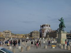 ２駅目の『ヨーロッパ』で下車、プラタナス並木の大通りにでると、ヴェルサイユ宮殿が間近に見えてきます。

私は３度目のヴェルサイユ宮殿、３２年ぶりです。
でもツアーで宮殿のみの観光だったので、プチトリアノンやグラントリアノンは来たことがなく、今回は一日かけて全域を廻るのが楽しみです。