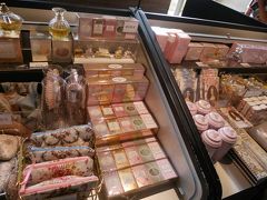 入って直ぐにあるお土産物屋さん、女性の心くすぐる華やかさに溢れています。