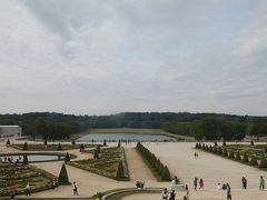 回廊から見た庭園、どこまでも続く広さです。
ここを過ぎて更に進んだ先に、グラントリアノン、プチトリアノンがあります。