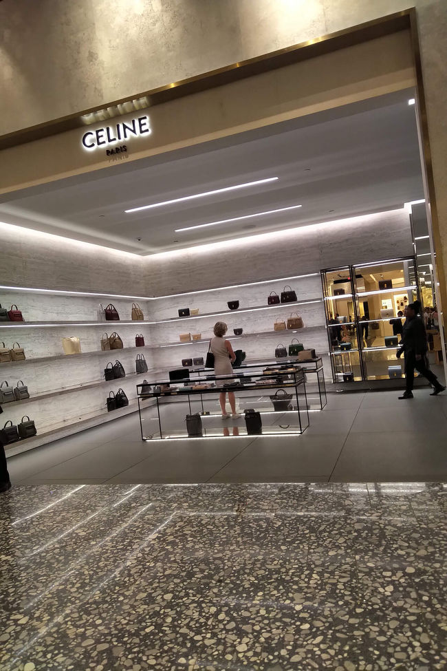 デパート「サックスフィフスアベニュー」<br />バッグ小2700USD 中2900USD