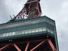 札幌のランドマーク的なさっぽろテレビ塔。
近くでみるとやっぱり高い。