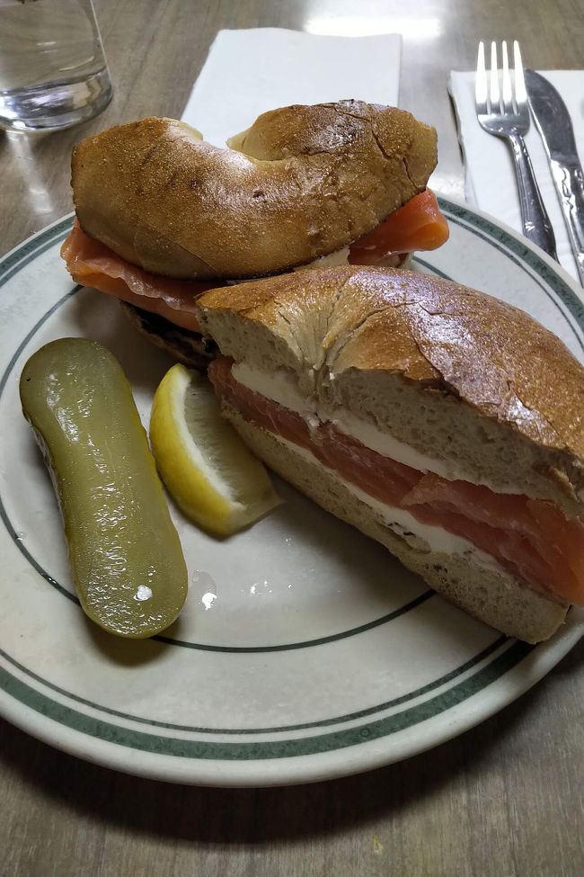 サーモンクリームチーズベーグル@Barneys greengrass<br />(魚屋さん)
