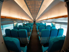 チケット買って、手荷物検査通して、ホームへでて
出発間近の磁浮車内へ。